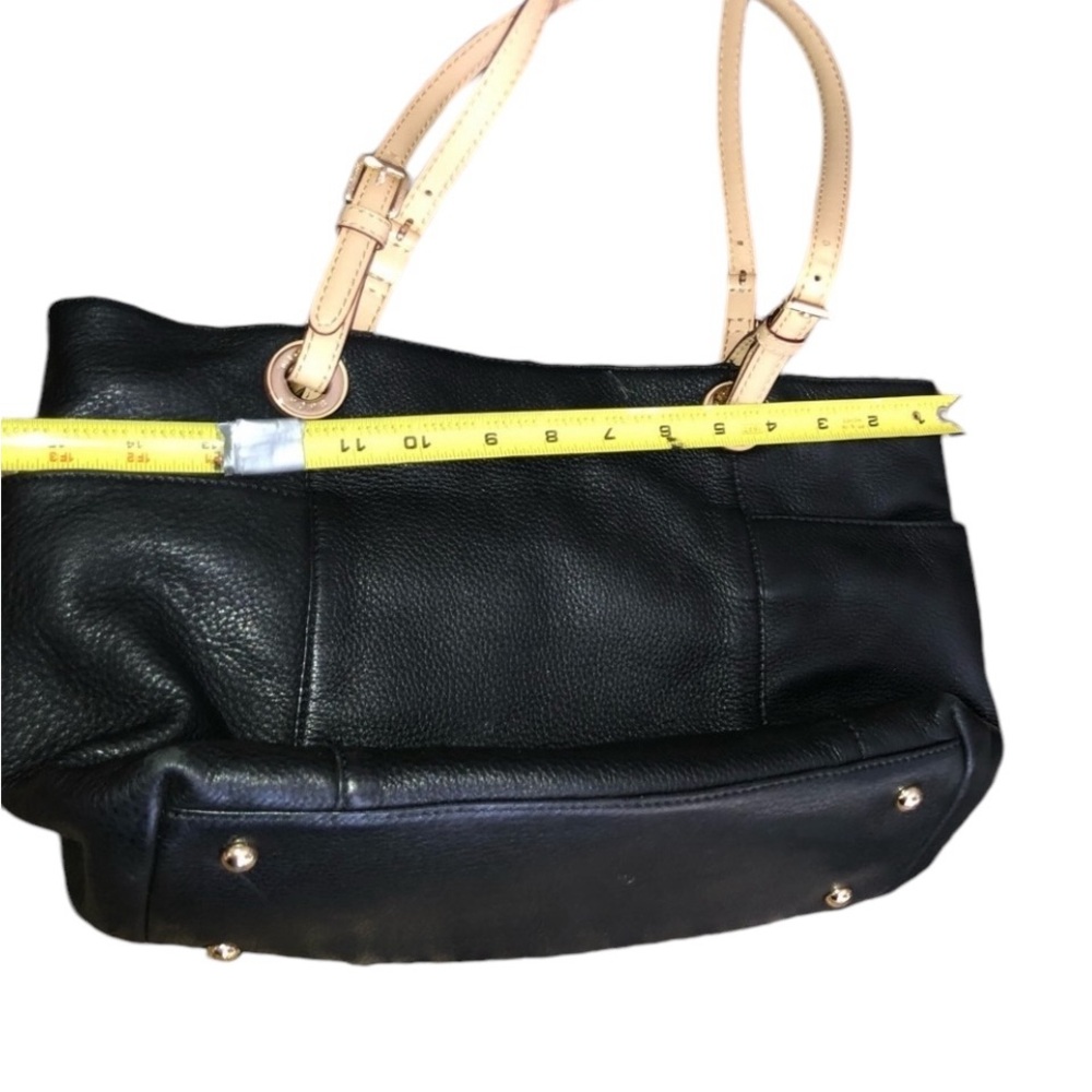 𝅺Micheal Kors black leather bag beige handles
